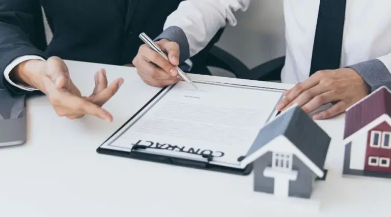 Acheteur qui signe la vente de sa maison avec évaluation immobilière à Montréal